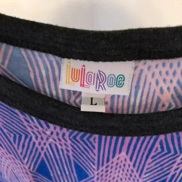 LulaRoe Randy Tee Geometric Print - Picture 3 of 3